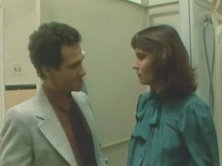 La Secretaria Chupa La Polla Del Jefe En El Baño De La Oficina 