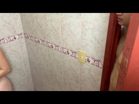 Invito a mi tímido hermanastra para bañarse para poder follarla con   y ​​correrse en su coño. 