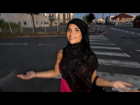 يحجب نادجا الإيراني المحجب علنا ​​في الشرج مرة أخرى على الطريق السريع وفي الفندق 