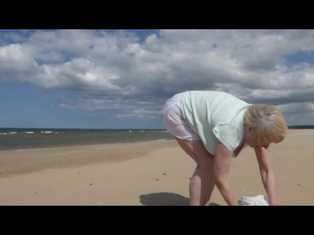 Frau, Die Am Strand Spazieren Geht 