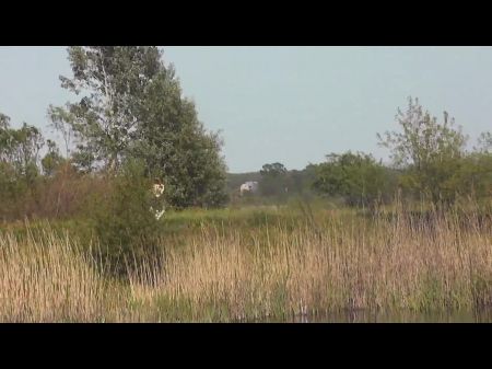 wilder Strand. Sexy Milf Platin am Ufer des Sees nackt, Finger masturbieren Muschi und starker Orgasmus. Nudistenstrand. 