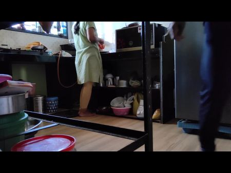 Meu padrasto me fodiu na cozinha e grave o vídeo de sexo 