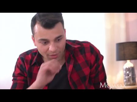 خطوة أمي كبيرة الثدي جبهة مورو البريطانية في جوارب شبكة السمك يحصل على creampie 