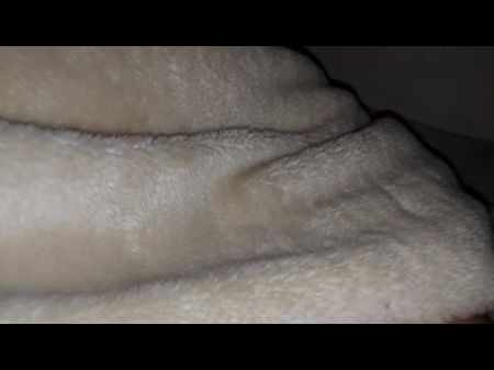 Desi adolescente el coño de mi hermanastra entre las sábanas 