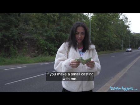 امرأة سمراء البريطانية في سن المراهقة مع Big Tits تمتص والملاعين بعد أن ركضت تقريبا من قبل هارب 