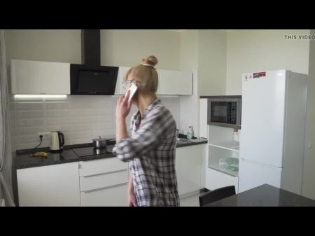 Slutty Lonely Housewife Mit Gläsern Fickt Mit Dem Klempner 