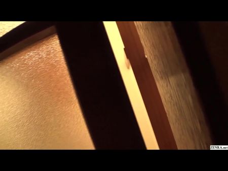 MILF japonés visita a la esposa tetona y trampa para ayudarla a ducharse 