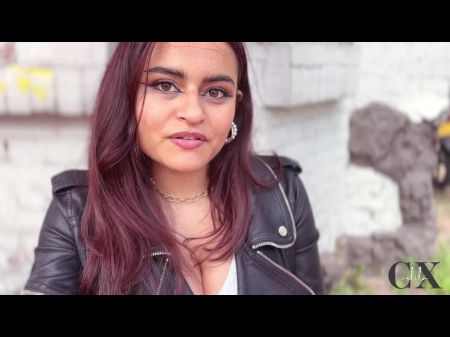 يمارس المراهق الكولومبي ممارسة الجنس العام مع Stranger في حانة الحمام Cxlila 