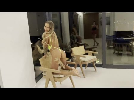 A cadela brinca com a bunda em um quarto de hotel 