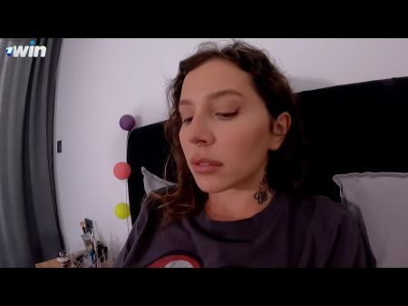 Atrapé a mi hermanastra sacudiendo y la follé en el anal 