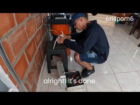 Ich kam gerade, um den Fernseher zu reparieren, und diese MILF hat mich zwischen ihren Beinen gefangen 