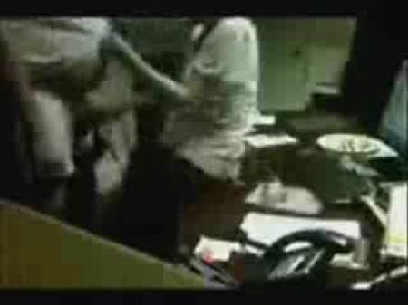 esposa inclinada para el jefe y su pequeña polla 