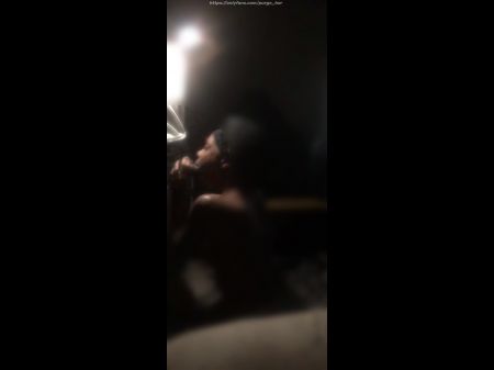 Chupa mi polla antes de que tu novio se despierte. Sube un poco el televisor para que no te escuche chuparme 