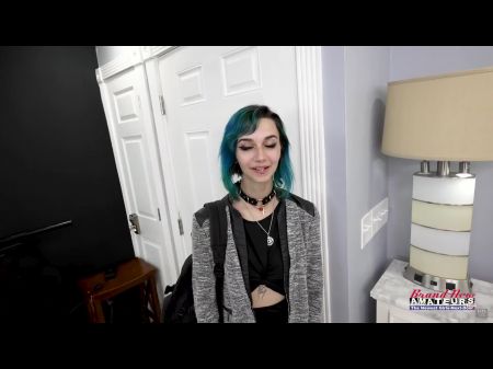 Kurzhaare Skinny Inara bekommt ihre nasse Muschi gefickt 