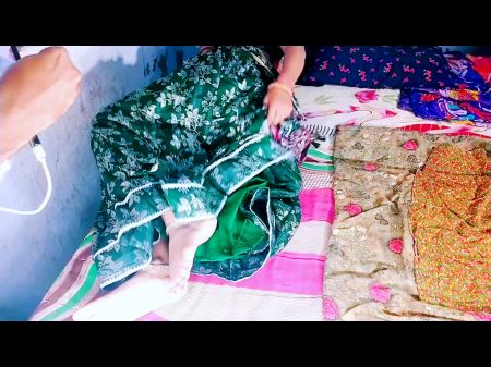 非常热的Kaamwali bai ake akele dekh kr malik ne chod dala。印度马利克（Malik）发现他的女仆屁股乳沟赤裸裸，这使他疯狂fu 