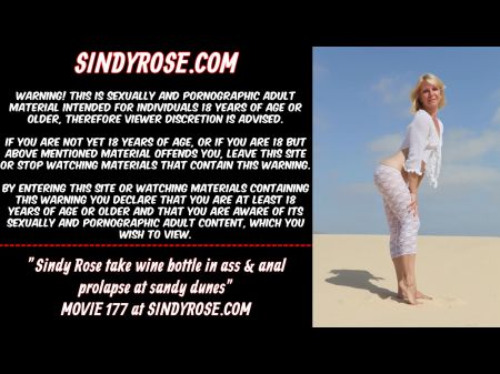 Sindy Rose خذ زجاجة النبيذ في الحمار والهبوط الشرج في Sandy Dunes 