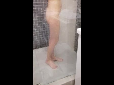 Blonde mit einem Dildo in der Dusche gefangen 