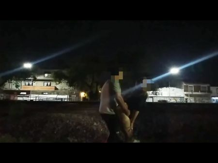 pareja caliente follando en la calle en público con voyeurs arriesgados 