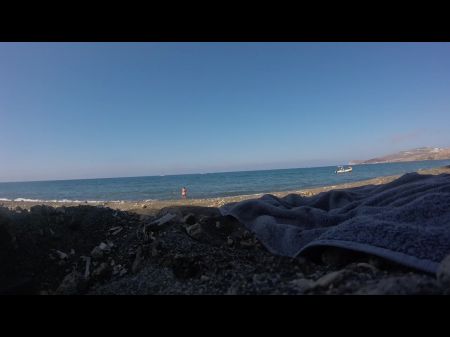 Schwimmen am Nudistenstrand in Santorini Griechenland 