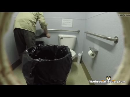 Parejas atrapadas teniendo sexo en la cámara del baño 