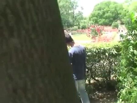 Blonde geiles Küken fickt ihre Freundin im Freien 