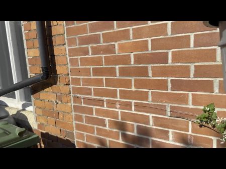 Peeping Tom wird erwischt und die Beine auf dem Gartenweg 