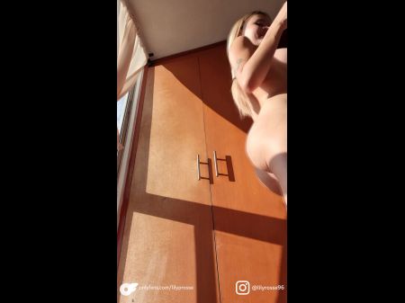 角质拉丁裔与她的粉红色混蛋和紧身的猫一起玩，直到她多发喷