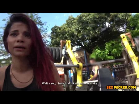 Mila Garcia锻炼猫骑行后，大公鸡特殊的射击面部表面