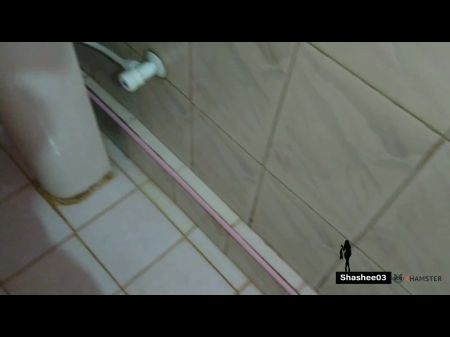 Sri -lanka -frauen Im Badezimmer. Sinhaa Paar Im Badezimmer Spaß. Asian Badezimmerspaß Im Singhalesischen Paar In Einem Sri Lanka 