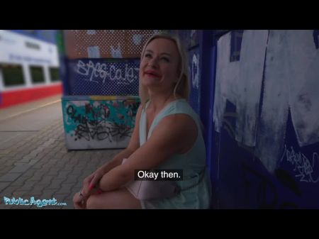Big Titten Blonde Lily Joy in einem Feld gefickt 