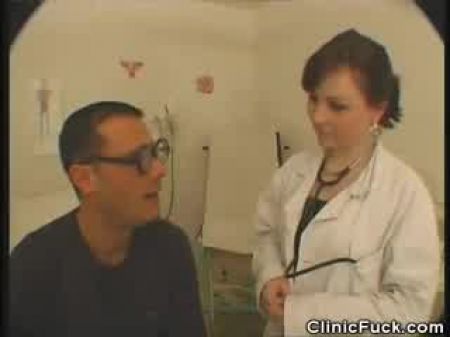 La doctora chupa la polla de sus pacientes 