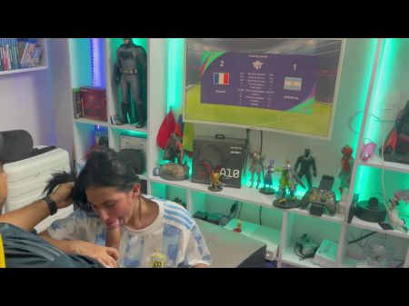 La chica argentina pierde apuesta y tiene que chupar una gran polla 