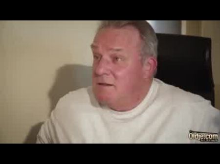 Morbosa Muy Decesitada de Polla Folla a Padre Viejo y Gordo 