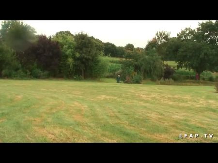 Ffmm 2 Cougars Francaise Baisees Et Fistees Dans La Jardin 