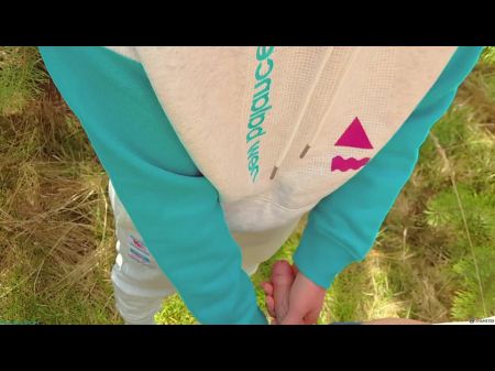Stiefbruder und Stiefschwester helfen sich gegenseitig, auf Höschen abzuspritzen 