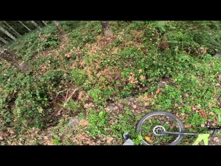 Sorprendí a una chica más extraña en el bosque cuando la mastica y la follo 