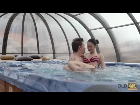 Sexo caliente con una joven en Jacuzzi 
