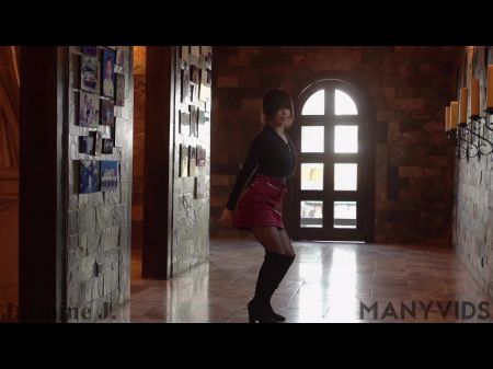 La linda chica asiática tocando el piano y el dance erótico sexy en la masturbación de pantimedias en video completo 