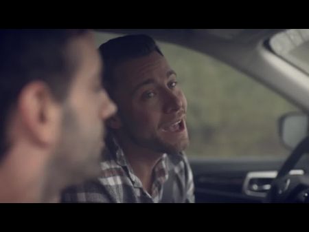 Blonde Hitchhiker wird von großen, gespannten gruseligen Bros 