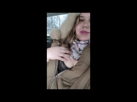 Cutie gordita con enormes tetas se masturba en un taxi en el asiento trasero 