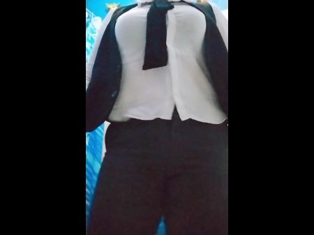 El Secretario Sexy MILF se quita su uniforme y muestra su gran trasero sexy a la cámara en la oficina 