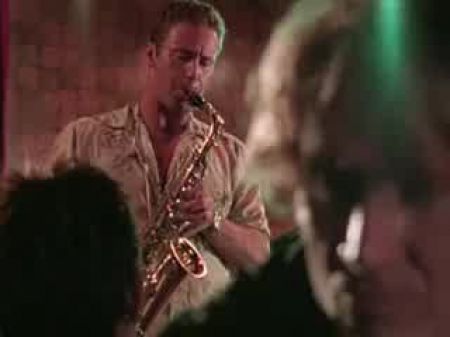 当归罪在酒吧里被伙计。 