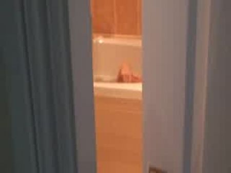 No ver mi hermanastra en el baño 