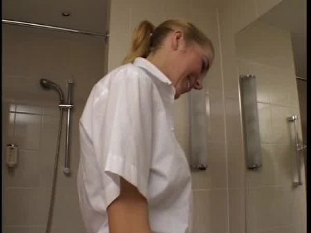 Die Magd zeigt uns etwas über sie 