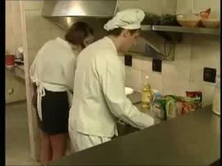 Hye sexy Kellnerin mag Sperma auf ihrem Schinken 