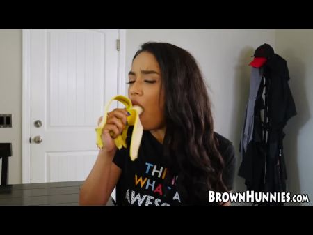 Atemberaubender Maya Bijou liebt es, ihre Muschi zu schlagen 