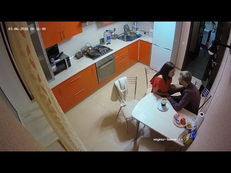 La mejor pareja de aficionados tiene una acción rápida en la cocina 