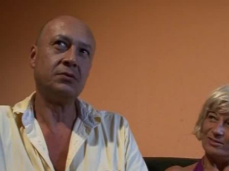 Amateurporno mit Ehemännern, die ihre Frauen verleihen, um Dreier zu haben 