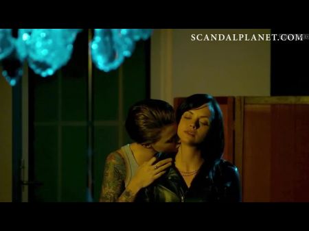 Ruby Rose y Christina Ricci Lesbian Kiss Scandalplanet.com 
