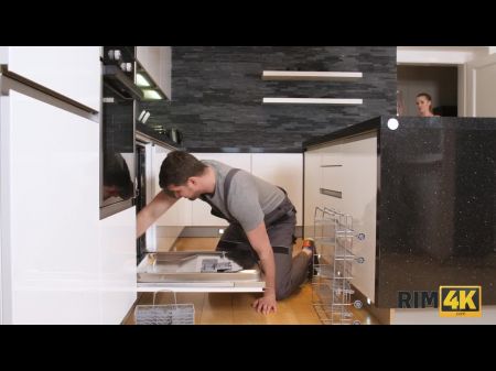 RIM4K. El hombre arregla los electrodomésticos en la cocina y le enojan el culo 